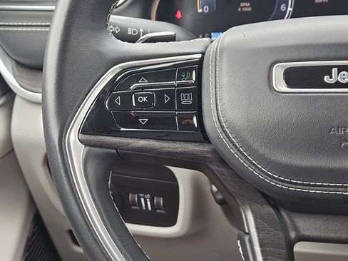 Used 2022 Jeep Grand Cherokee Overland w/ Luxury Tech Group IV RWD image 29