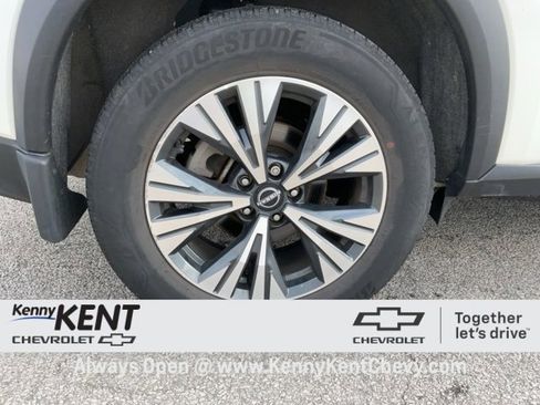 Used 2023 Nissan Rogue SV image 9