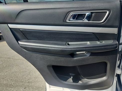 Used 2017 Ford Explorer XLT w/ Equipment Group 202A AWD/4WD image 26