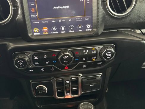 Used 2019 Jeep Wrangler Unlimited Sahara AWD/4WD image 14