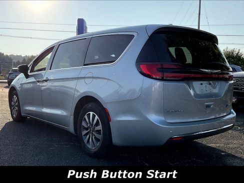 Used 2023 Chrysler Pacifica Touring-L FWD image 3