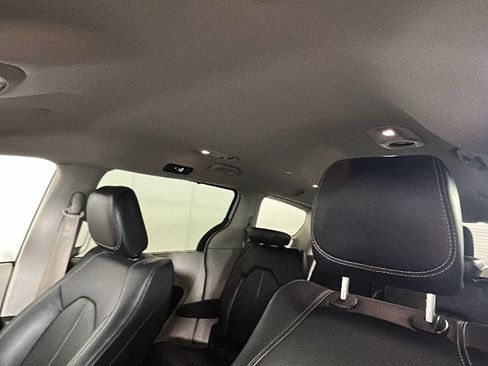 Used 2024 Chrysler Pacifica Touring-L FWD image 13