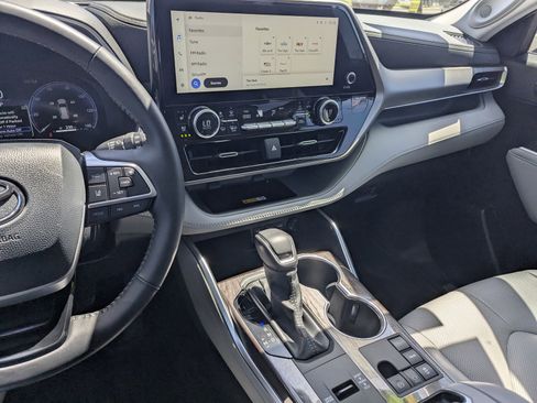 Used 2024 Toyota Highlander Limited FWD image 11