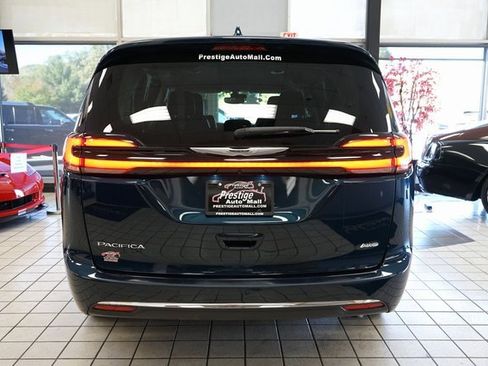 Used 2022 Chrysler Pacifica Touring-L image 14