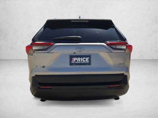 Used 2021 Toyota RAV4 XLE w/ Convenience Package FWD image 7