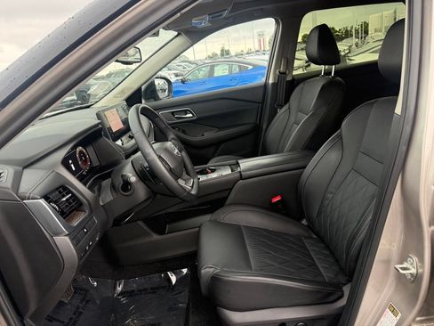 Used 2025 Nissan Rogue Platinum FWD image 5