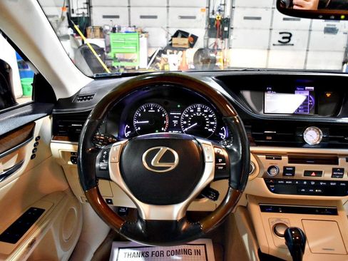 Used 2014 Lexus ES 350 w/ Premium Package FWD image 14