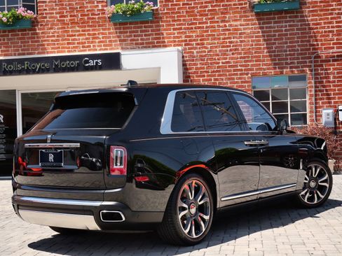 Used 2022 Rolls-Royce Cullinan w/ Cullinan Package AWD/4WD image 2
