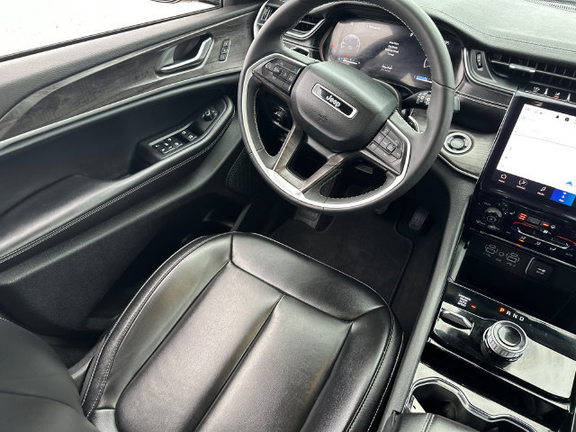 Used 2023 Jeep Grand Cherokee L Limited AWD/4WD image 25