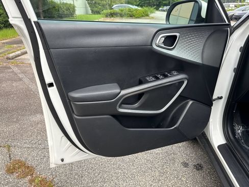 Used 2025 Kia Soul LX w/ LX Technology Package FWD image 10