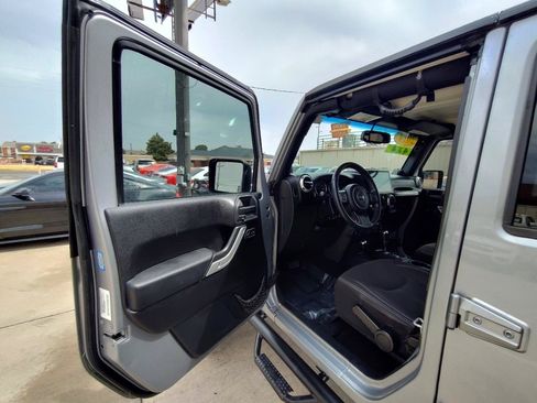 Used 2014 Jeep Wrangler Unlimited Sahara w/ Max Tow Package AWD/4WD image 17