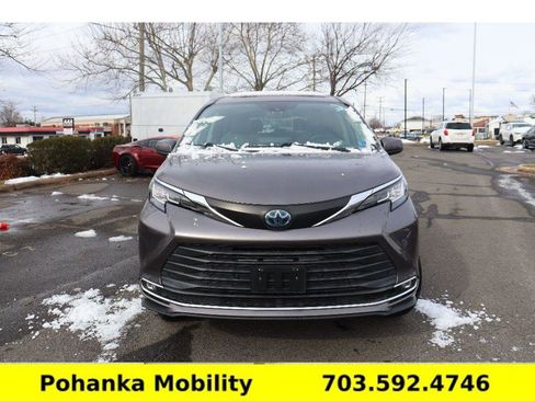 Used 2021 Toyota Sienna XLE w/ XLE Plus Package FWD image 3