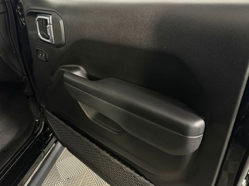 Certified 2025 Jeep Wrangler Unlimited Rubicon 4xe image 31