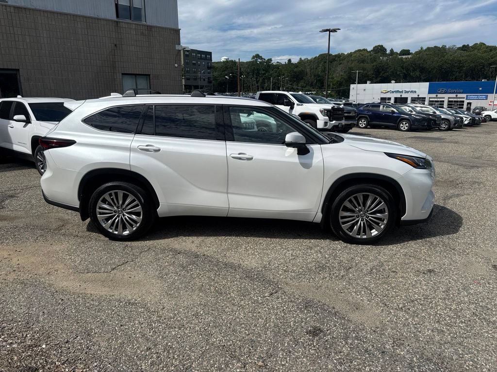 Used 2024 Toyota Highlander Platinum AWD/4WD image 8