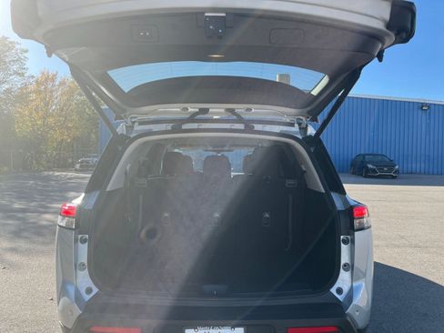 Used 2025 Nissan Pathfinder SV image 31