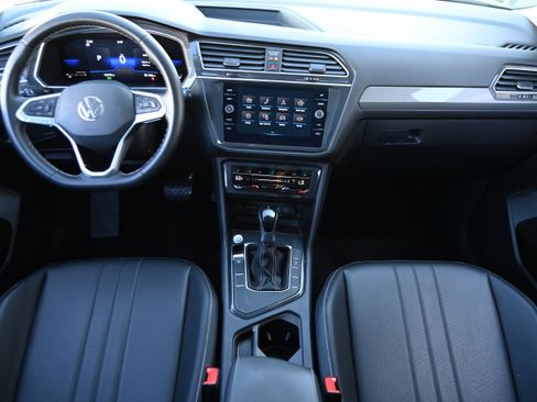 Used 2023 Volkswagen Tiguan SE w/ Panoramic Sunroof Package FWD image 16