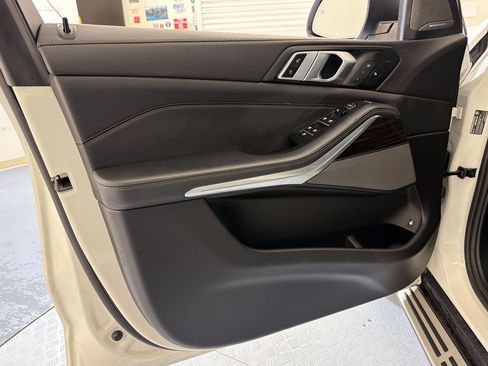 Used 2025 BMW X5 xDrive50e AWD/4WD image 11