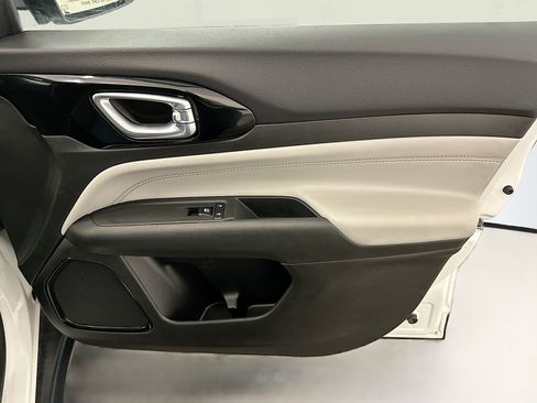 Used 2025 Jeep Compass Limited image 32