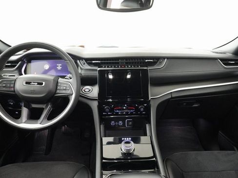 Used 2023 Jeep Grand Cherokee Altitude image 5