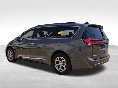 Used 2023 Chrysler Pacifica Limited FWD image 8