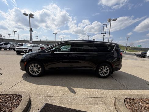 Used 2025 Chrysler Pacifica Select AWD/4WD image 15