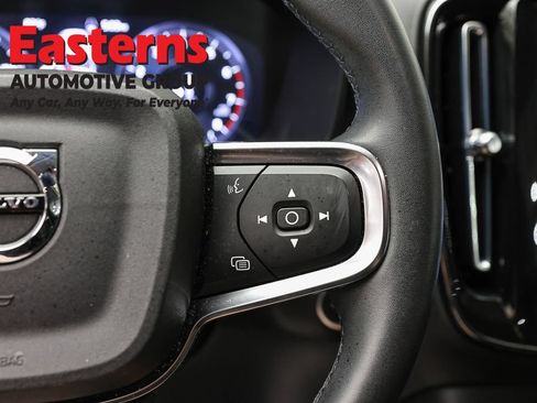 Used 2022 Volvo XC40 T5 Momentum AWD/4WD image 16