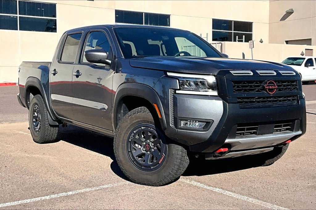 Used 2025 Nissan Frontier PRO-4X AWD/4WD image 2