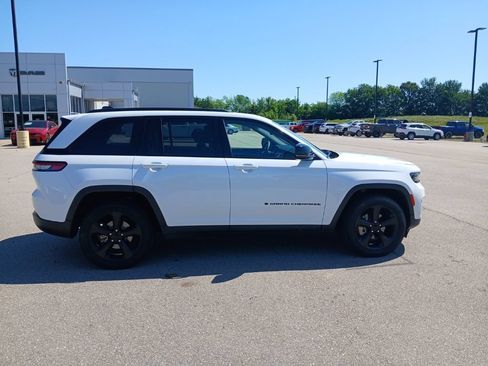 Used 2023 Jeep Grand Cherokee Limited w/ Black Appearance Package AWD/4WD image 9