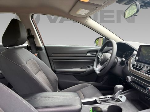 Used 2025 Nissan Altima 2.5 SV image 8