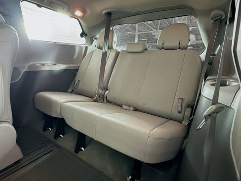 Used 2015 Toyota Sienna XLE Premium image 31