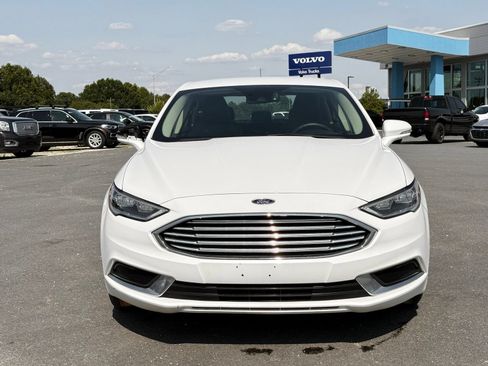 Used 2018 Ford Fusion SE w/ Equipment Group 602A FWD image 2