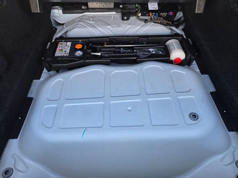 Used 2018 Volvo S90 T8 Inscription w/ Convenience Package image 21