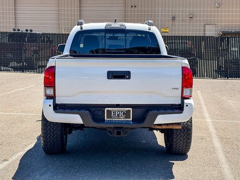 Used 2017 Toyota Tacoma TRD Sport AWD/4WD image 3