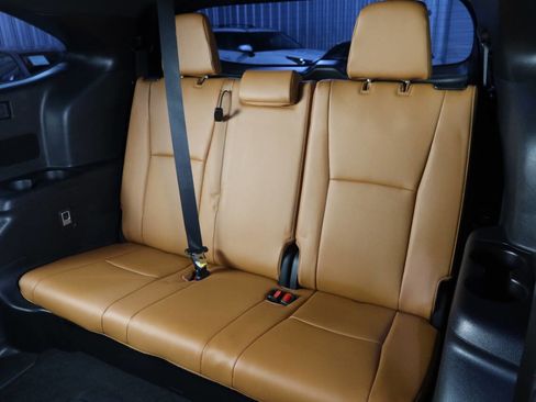 Used 2024 Toyota Highlander Platinum image 17