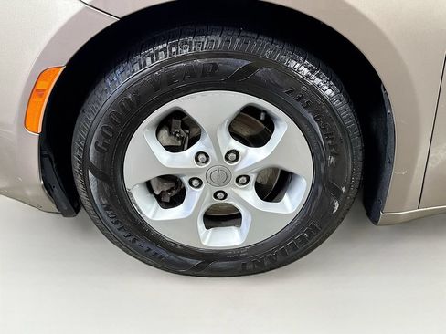 Used 2017 Chrysler Pacifica LX w/ Tire & Wheel Group FWD image 38
