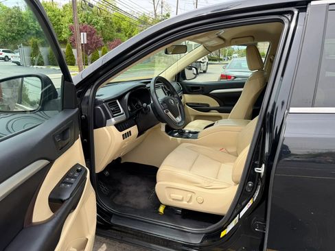 Used 2016 Toyota Highlander Plus FWD image 23