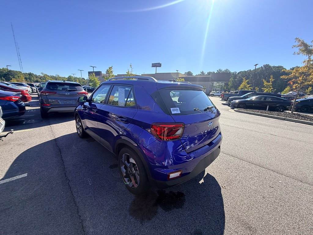 Used 2024 Hyundai Venue SEL FWD image 4