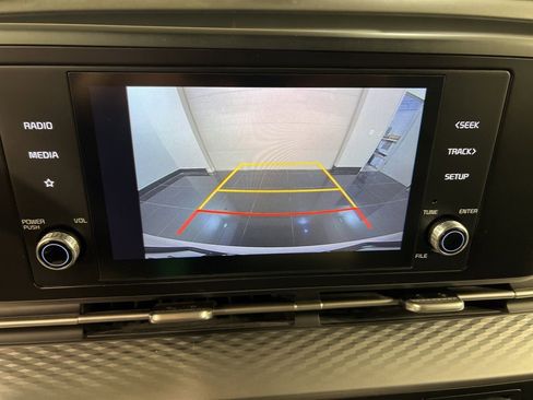 Used 2023 Kia Carnival LX image 12