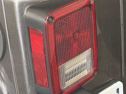 Used 2016 Jeep Wrangler Unlimited Sahara image 26