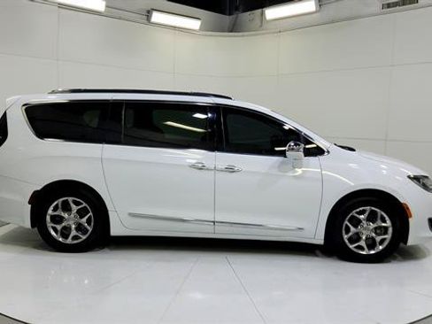 Used 2019 Chrysler Pacifica Limited FWD image 9