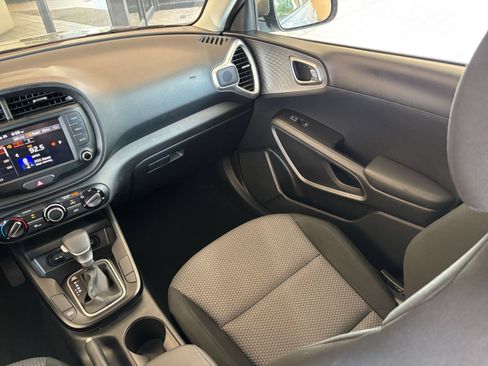 Used 2025 Kia Soul LX w/ LX Technology Package FWD image 32