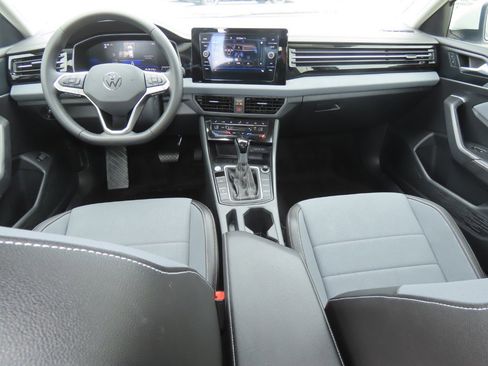 Used 2025 Volkswagen Jetta SE FWD image 23