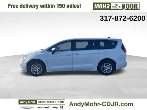 Used 2023 Chrysler Pacifica Touring-L image 4