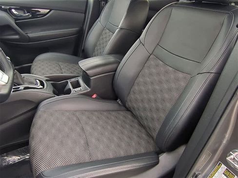 Used 2022 Nissan Rogue Sport SV w/ Technology Package image 16