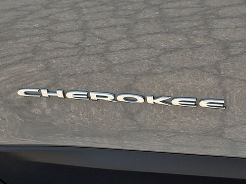 Used 2019 Jeep Cherokee Limited w/ Technology Group AWD/4WD image 30