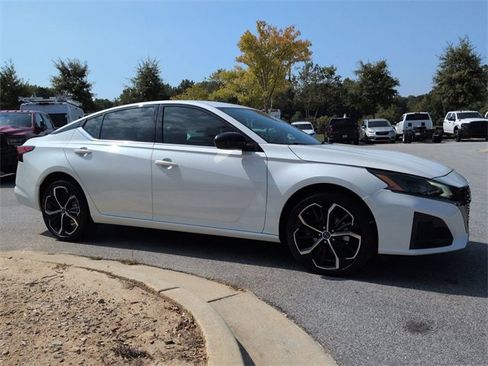 Used 2024 Nissan Altima 2.5 SR image 2
