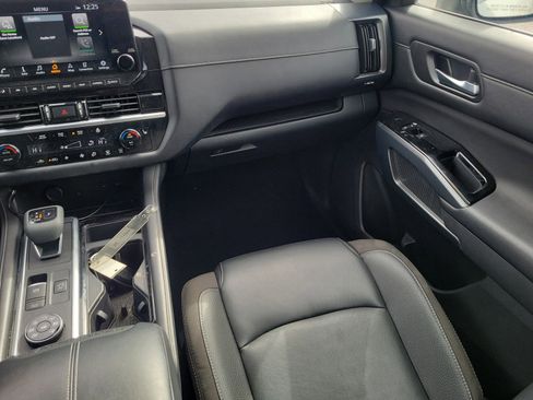 Used 2023 Nissan Pathfinder SL AWD/4WD image 14