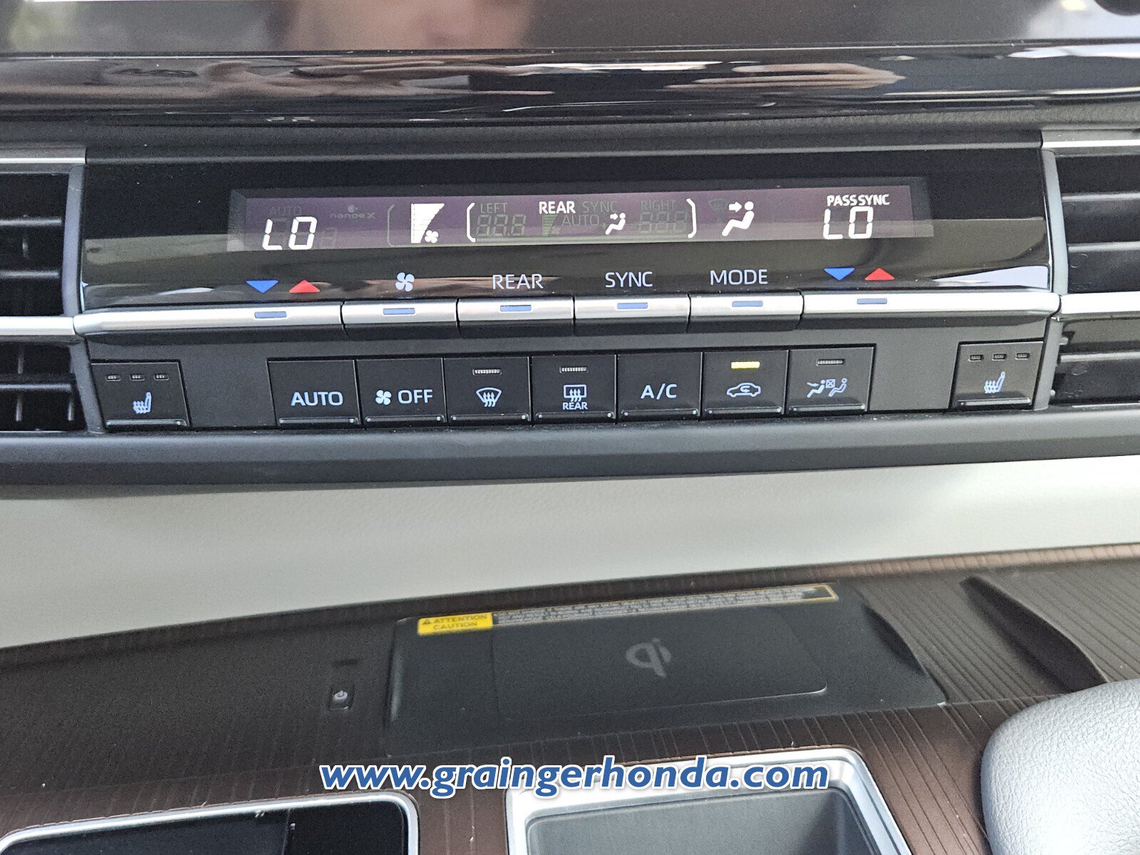 Used 2024 Toyota Sienna XLE w/ XLE Plus Package FWD image 17