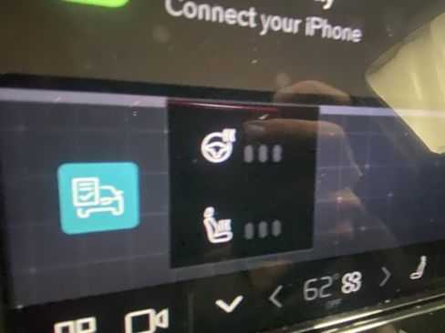 Used 2025 Volvo XC40 B5 Core image 24