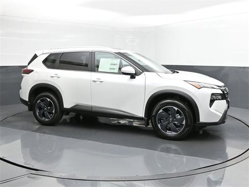 Used 2024 Nissan Rogue SV w/ SV Premium Package image 17